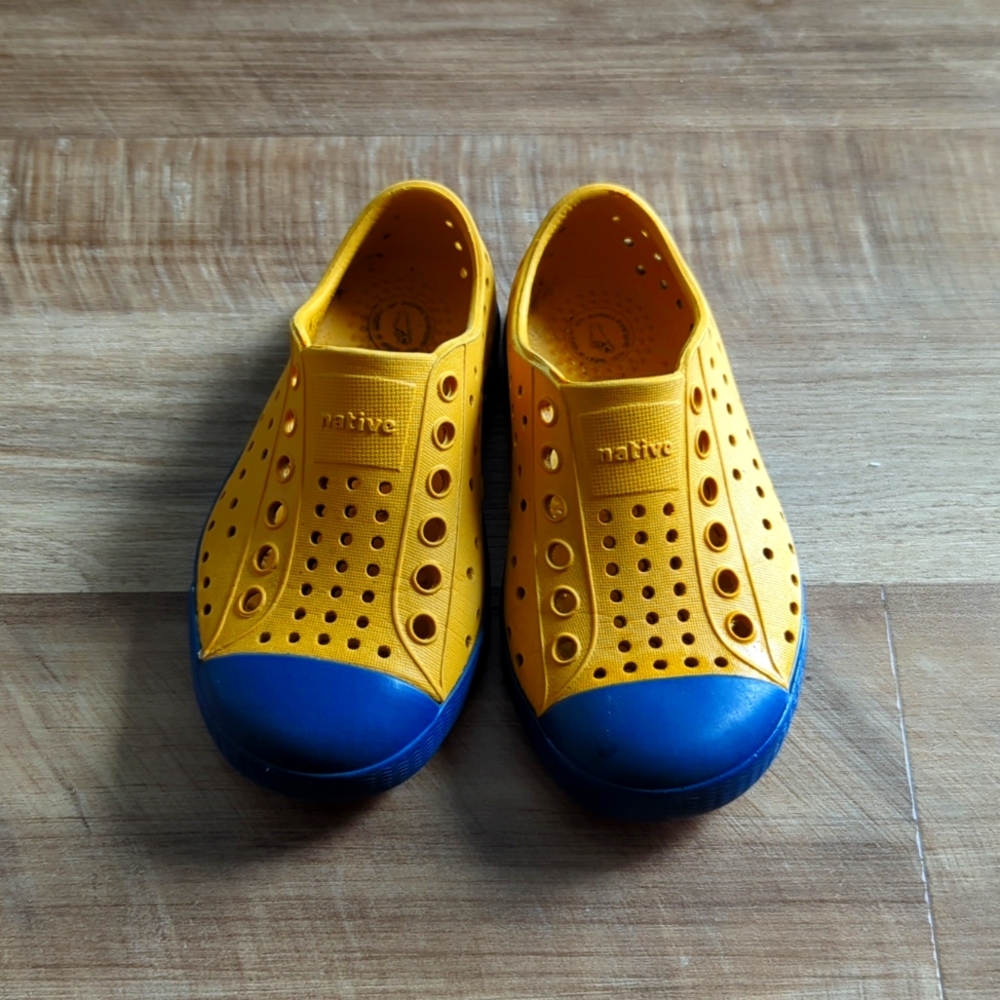 Excellent condition toddler size 7 yellow and blue Native shoes